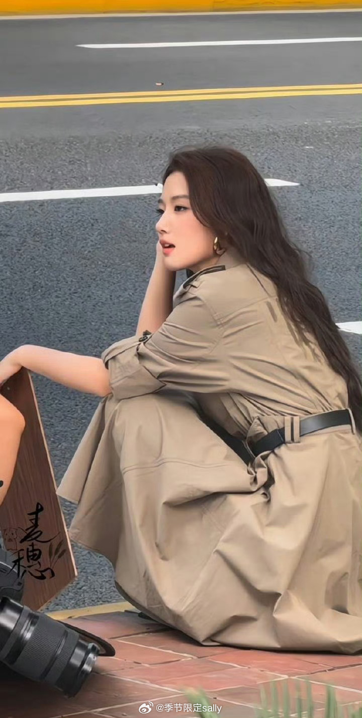 卢昱晓好适合风衣，被路人偶遇这一幕好韩 ​​​