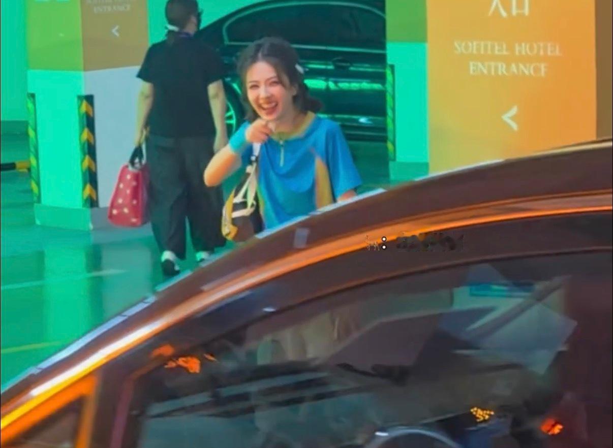 当白鹿看见粉丝在放莫离时的反应 白鹿在停车场一看到粉丝放《莫离》，立马笑得超甜，