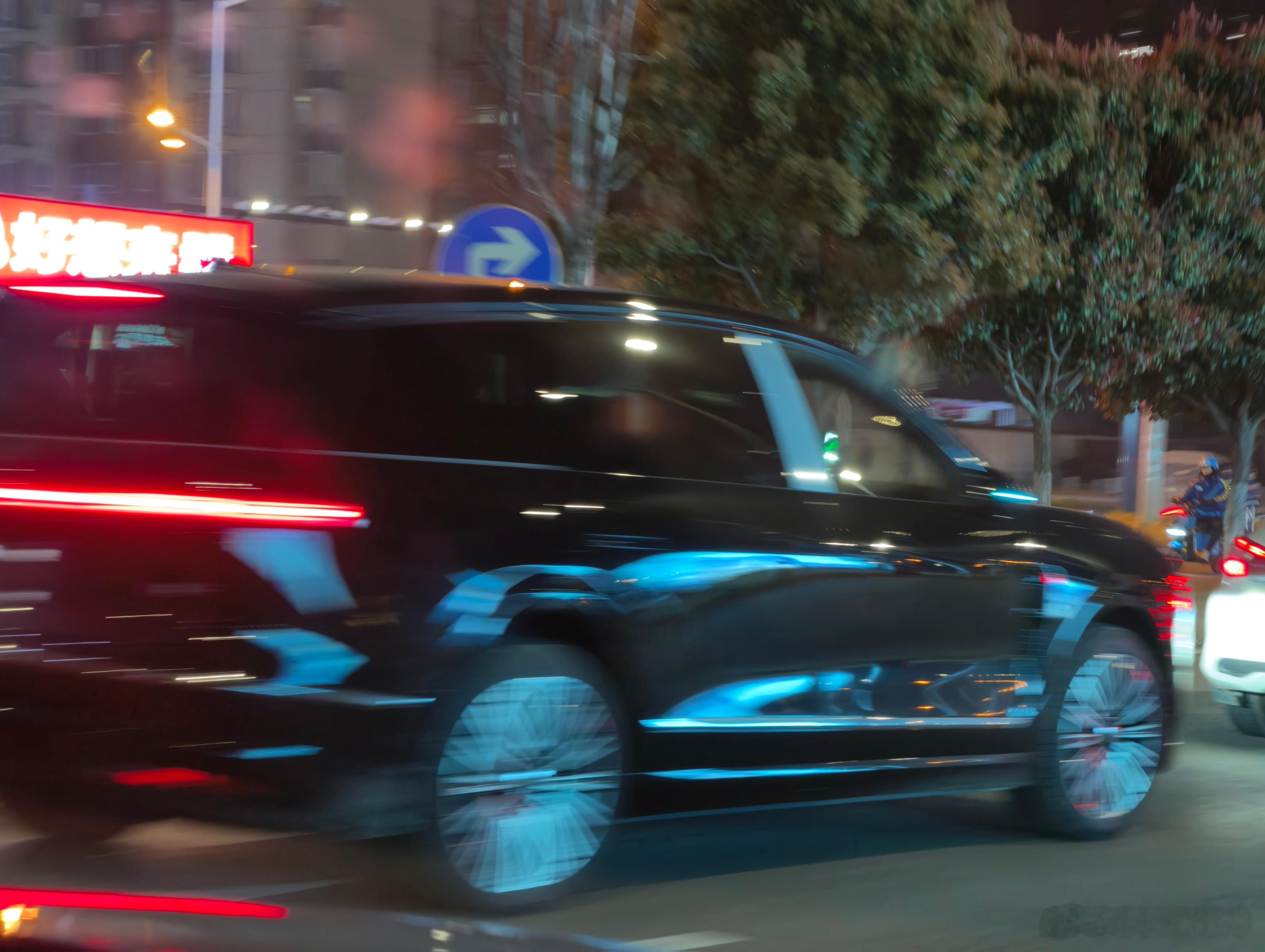 路上亮小蓝灯的蔚来 ES8 越来越多了。不过 ES8 的小蓝灯很克制，只有后视镜