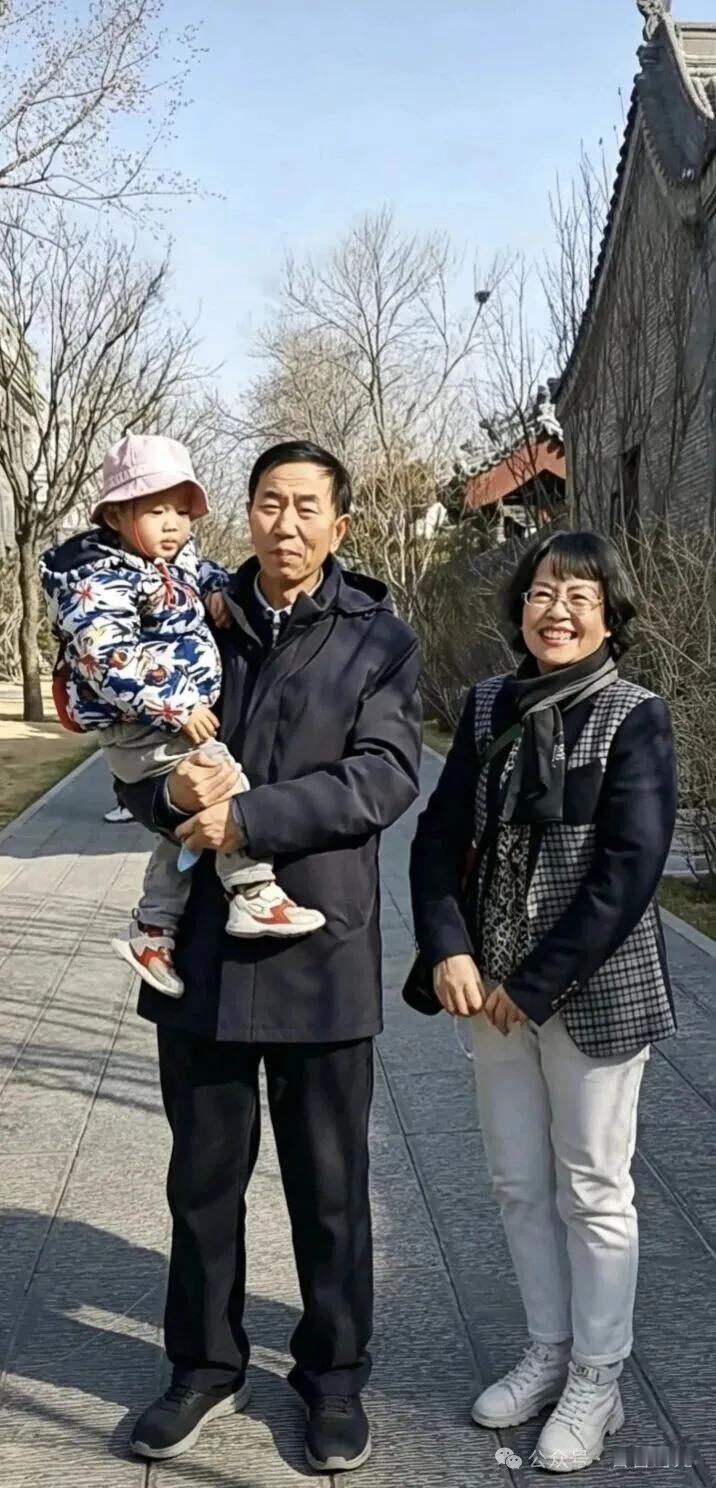 耿彦波市长和我的合影！
     这是2021年，亲民市长耿彦波和一位普通市民在
