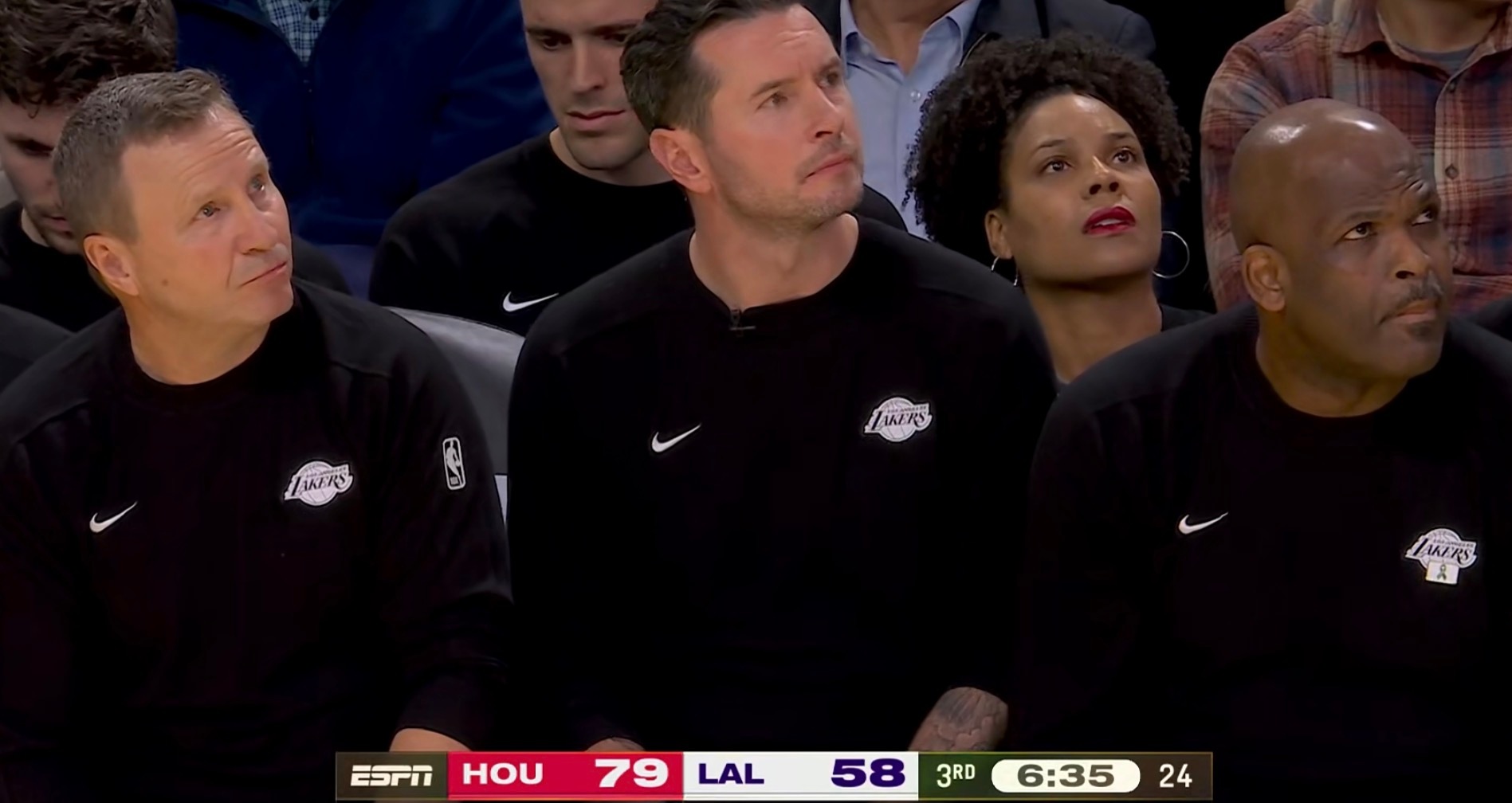 转播镜头给到场边雷迪克豪华的教练团队。火箭vs湖人nba圣诞大战