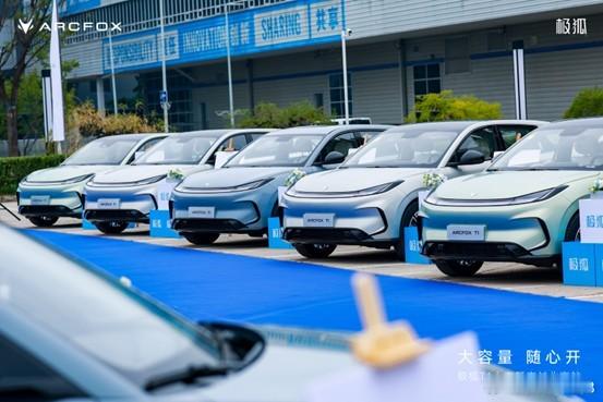 刷车圈内容时，总能刷到极狐T1的相关分享，好多车主都在晒交车照片和体验，从提车礼