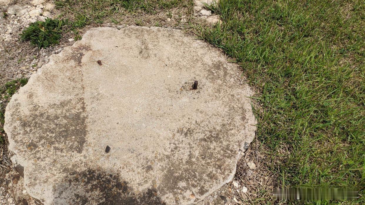 据当地村民介绍说，双塔金代石塔旁边原来是住家，这水泥盖封闭的就是这户人家的水井。