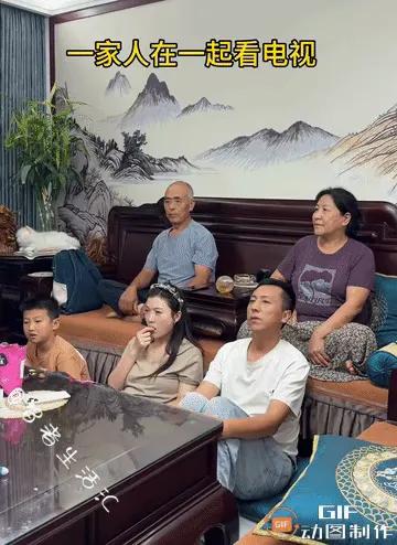 如果不是有视频为证，你绝对想不到！一天，难得一家人在一起看个电视！爷爷却突发奇想
