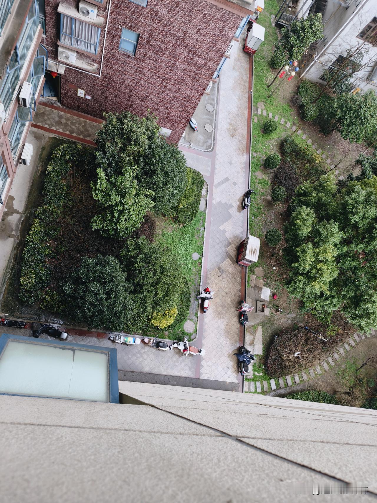 正月初七·雨落襄阳
 
淅淅沥沥的中雨，淋淡了满城年味。
明天就是正月初八，打工