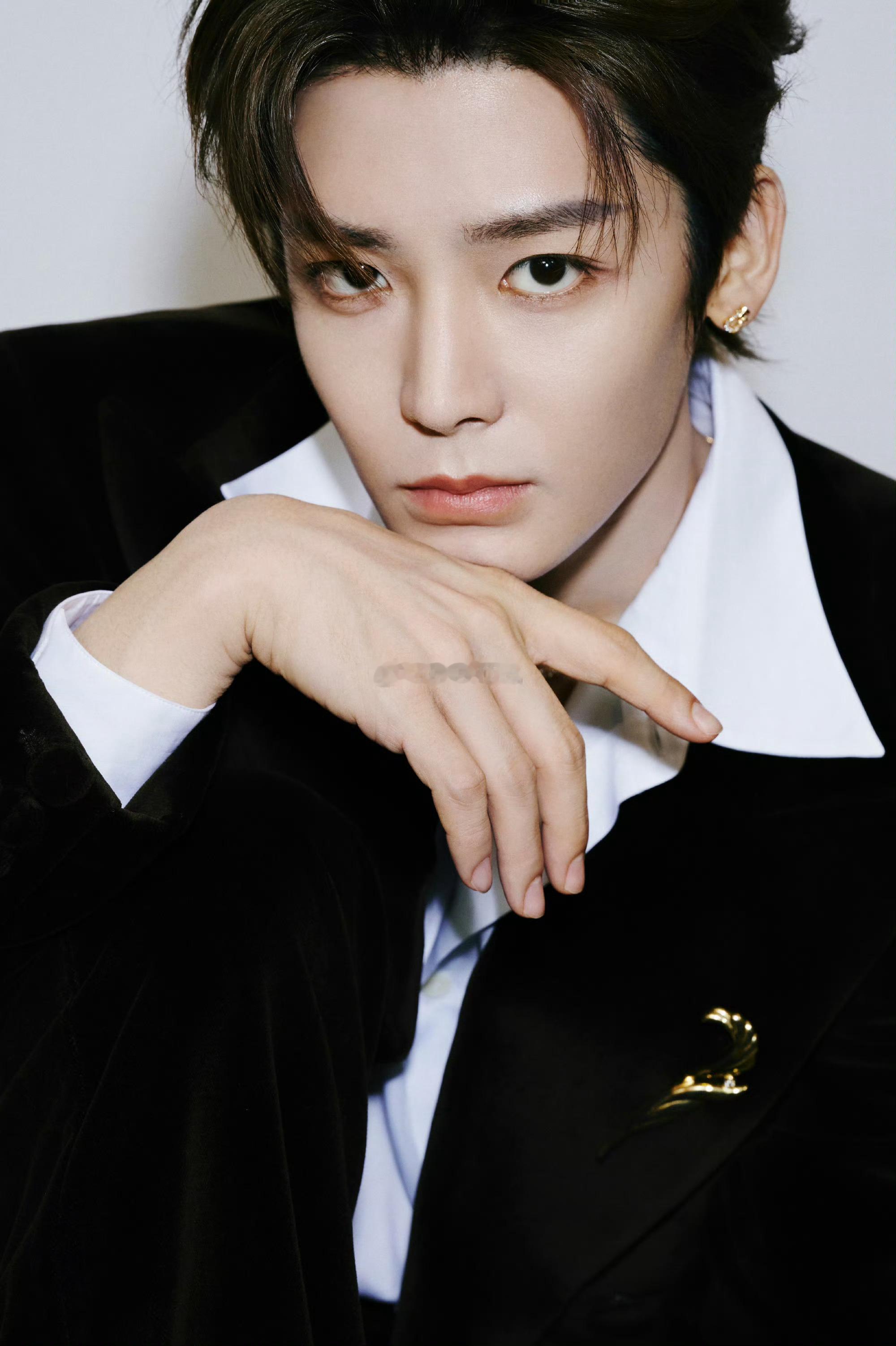 侯明昊又帅出新高度了  他以漫不经心的松弛感，轻松驾驭时尚与帅气。每一次亮相都似