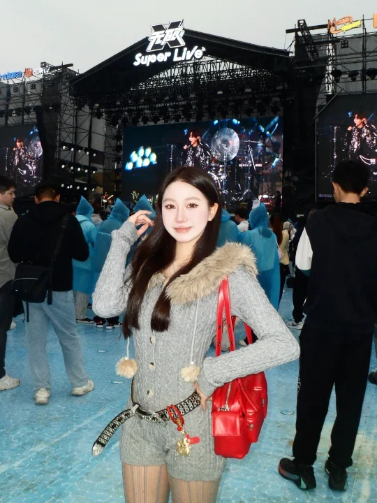 前一秒野生疯玩 后一秒金饰砸脸✨