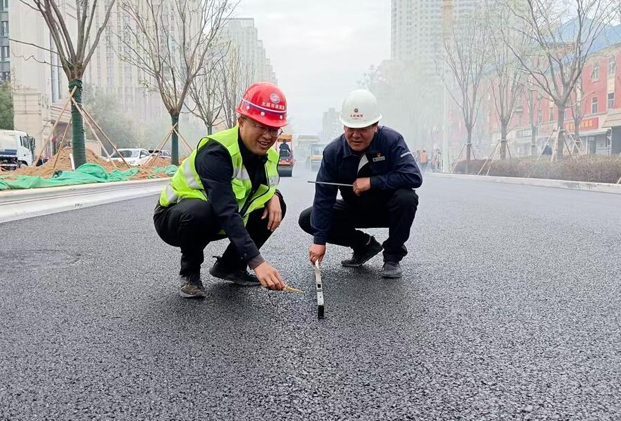 距离今年12月30日通车，还有不到三个月，新建路各项施工加紧推进中
距离今年12