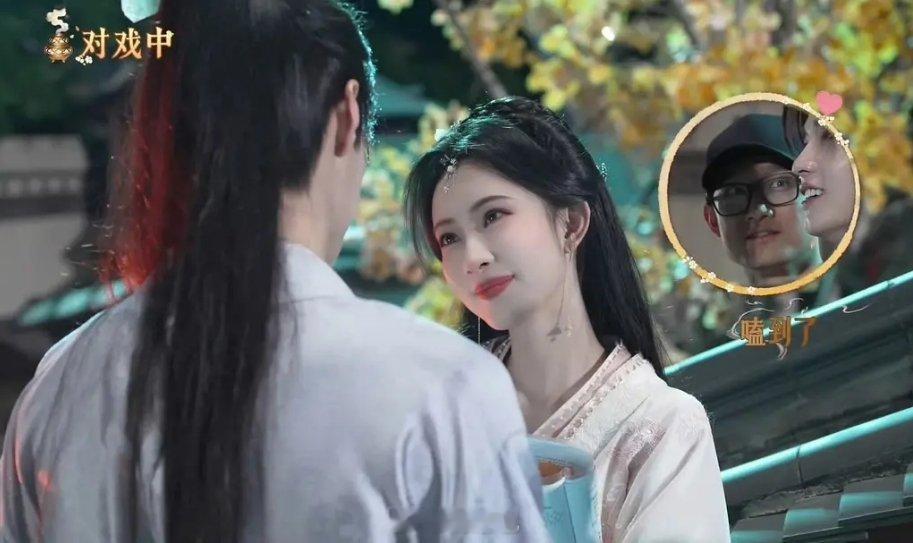 孟子义一演谈恋爱的戏就发了狠忘了情，看何与看得如痴如醉 