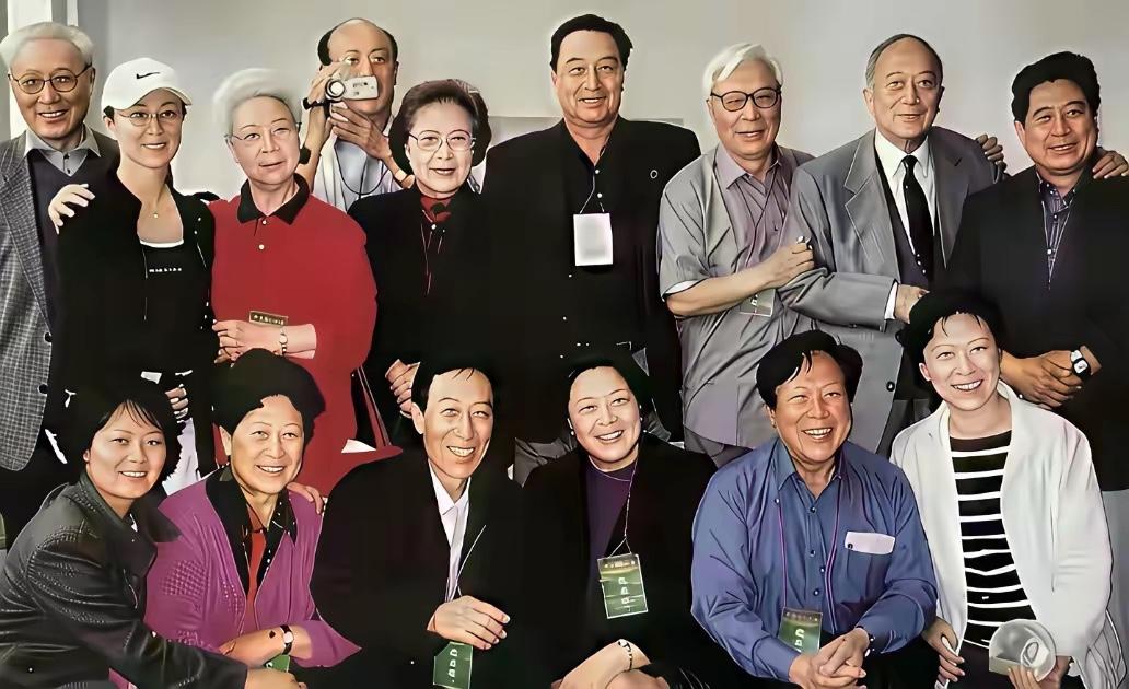 这是老一辈文艺工作者的聚会合影，他们是影视界的风云人物，年轻人可能不熟悉，能认出