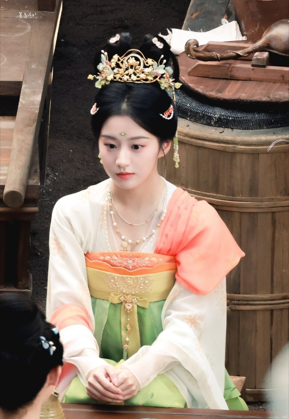 #韶华若锦# 包上恩唐装路透，没话讲，真的是很自然的美[哇] ​​​