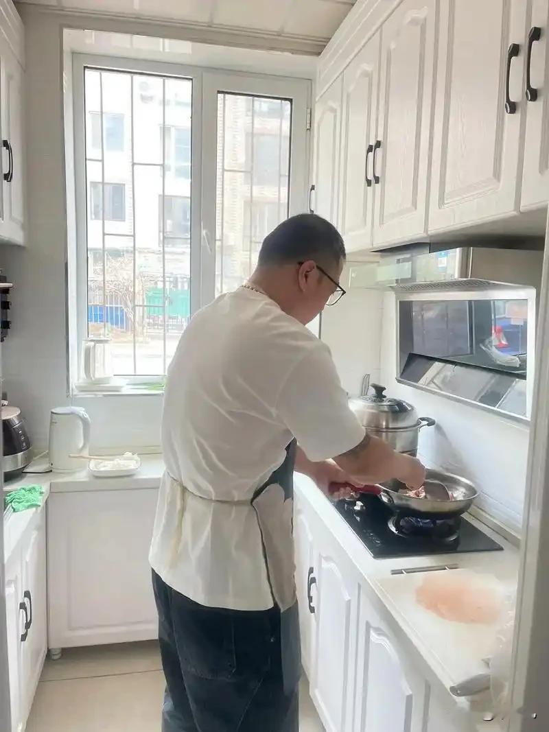遇到一个会做饭的老公，
是一个女人天大的福气。
去闺蜜家吃饭，
看到他老公厨房里