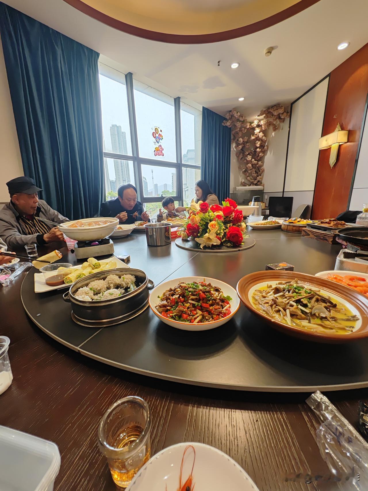 今天家庭聚餐黑皮又没去，回家路上越想越气！

今天的聚餐是干妹妹两口子请大家聚一