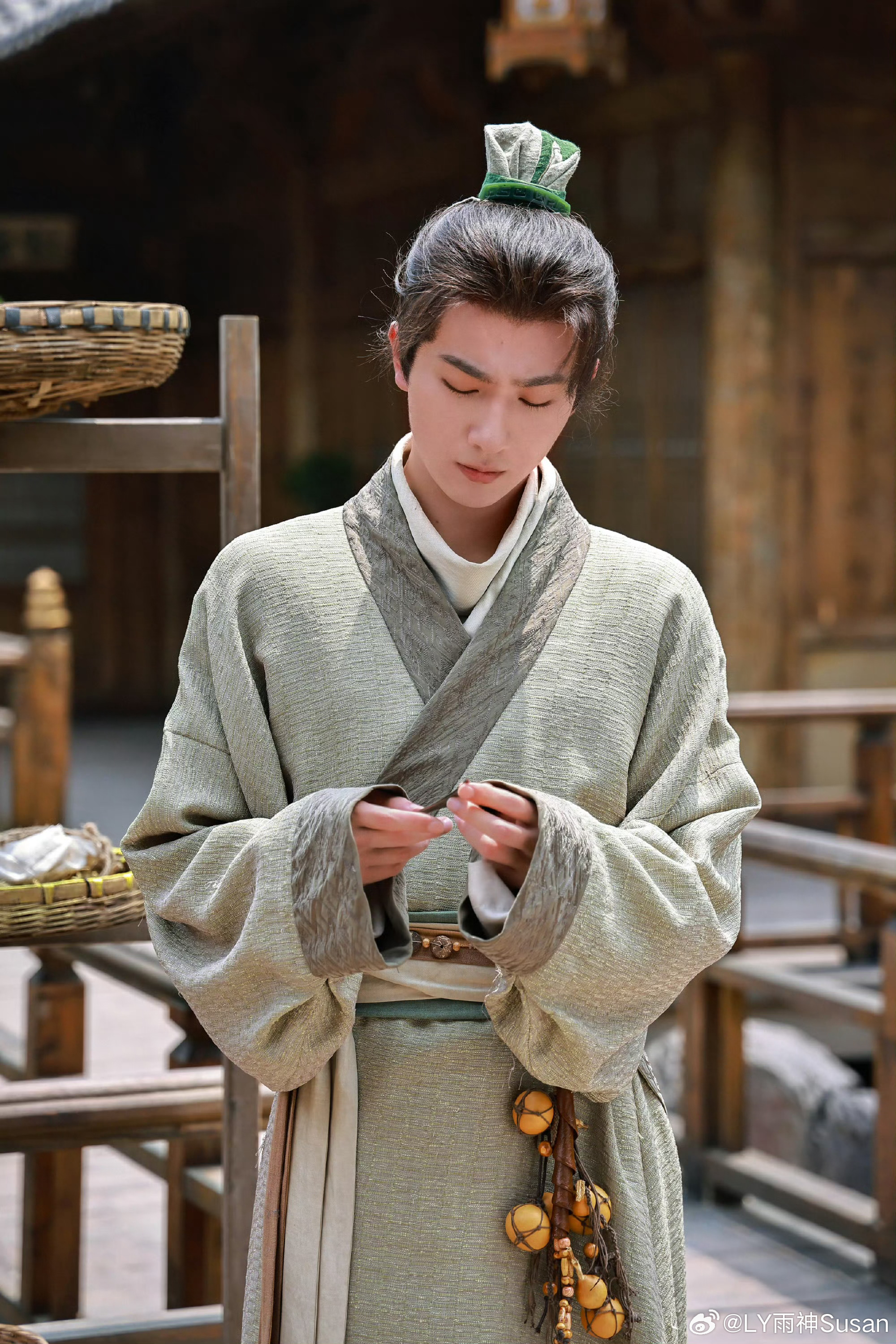 李宏毅天书黎明 lhy 李宏毅符生 你眼中有柔情千种，如脉脉春风冰雪也消融。 
