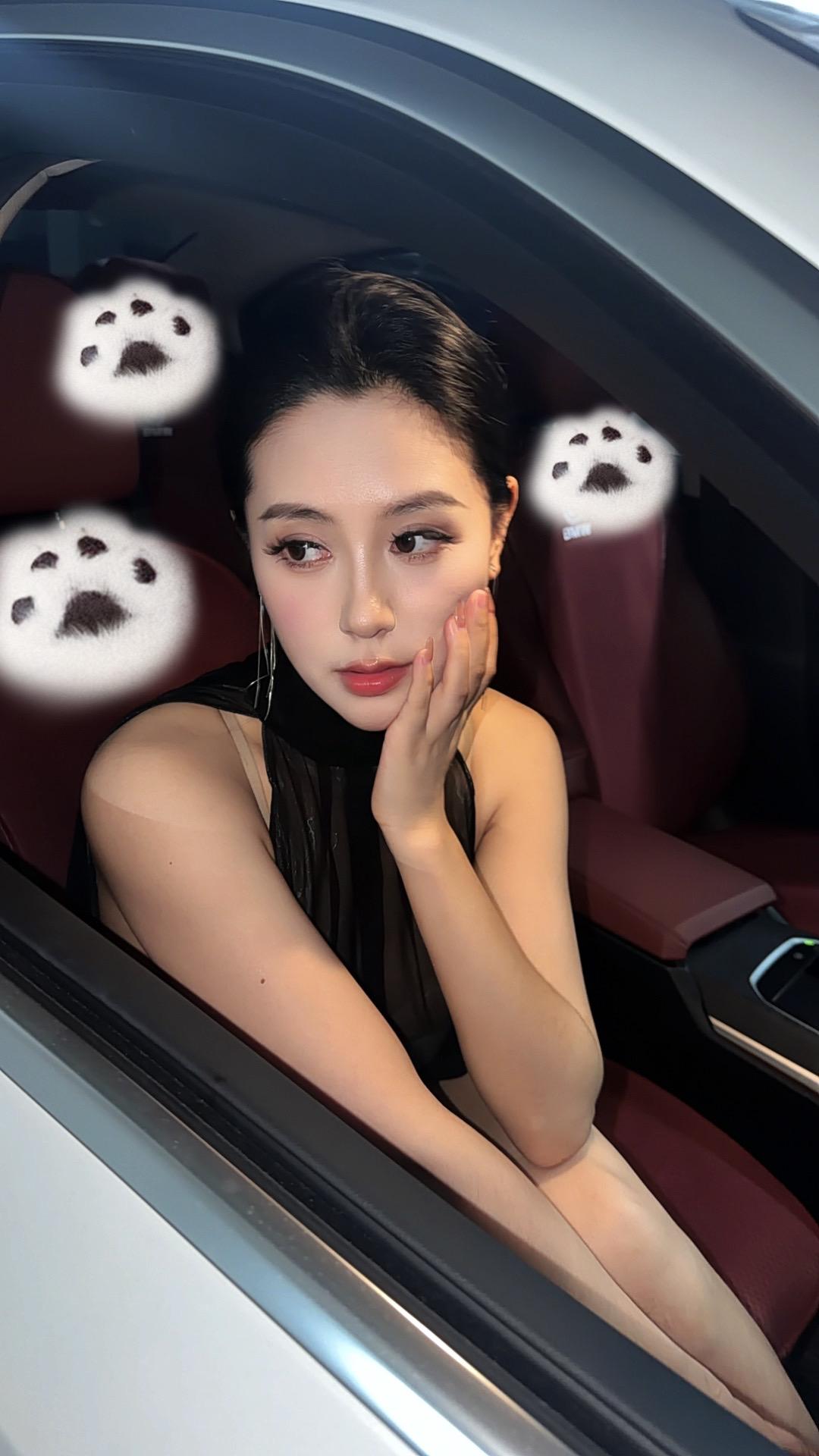 这个世界慕强看脸 看权 看钱 唯独看不起少女贫穷时的真心