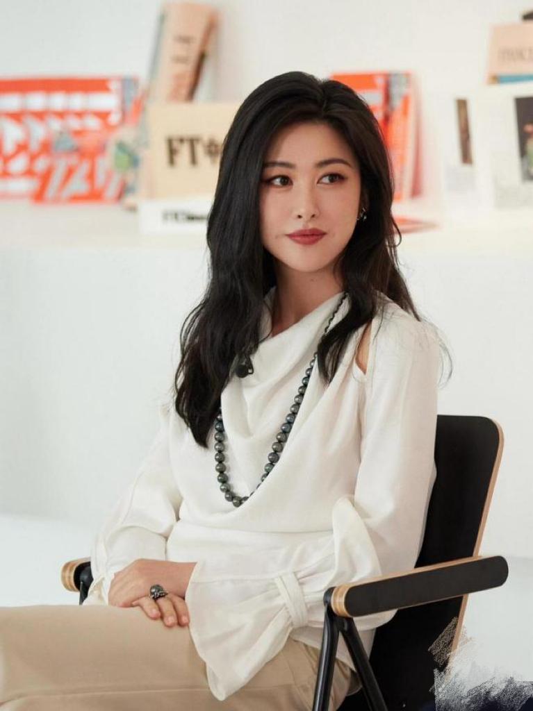 50岁李小冉皮肤白到像反光板却总在综艺里翻车，她那句“老公给5个亿让我作”揭开残