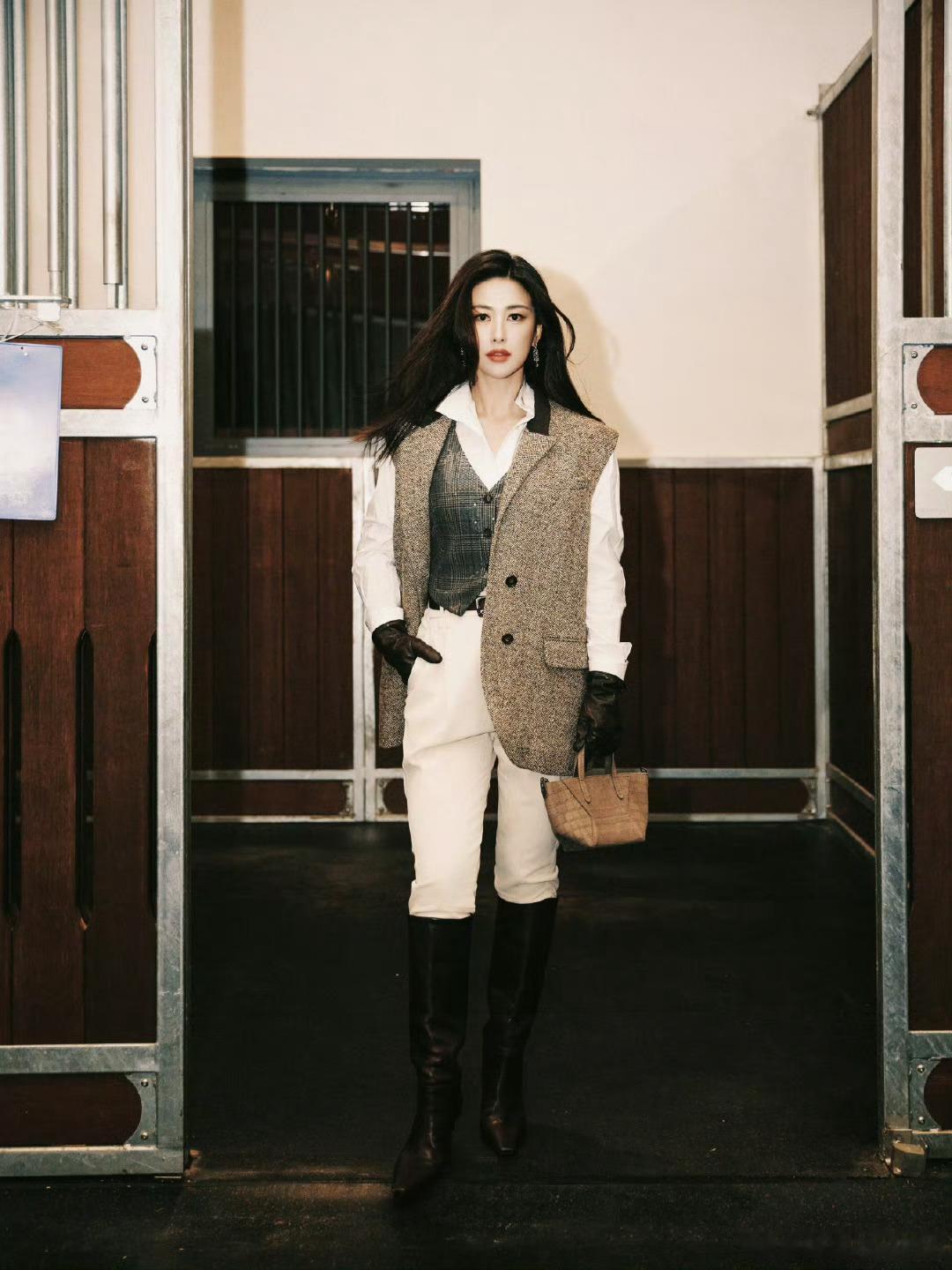 朱珠马场晚宴穿对了 朱珠出席vogue马场晚宴一身骑马装look，完全没有礼服的