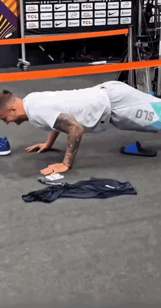 东契奇打赌，赢了50个俯卧撑。
这种球77经常玩。