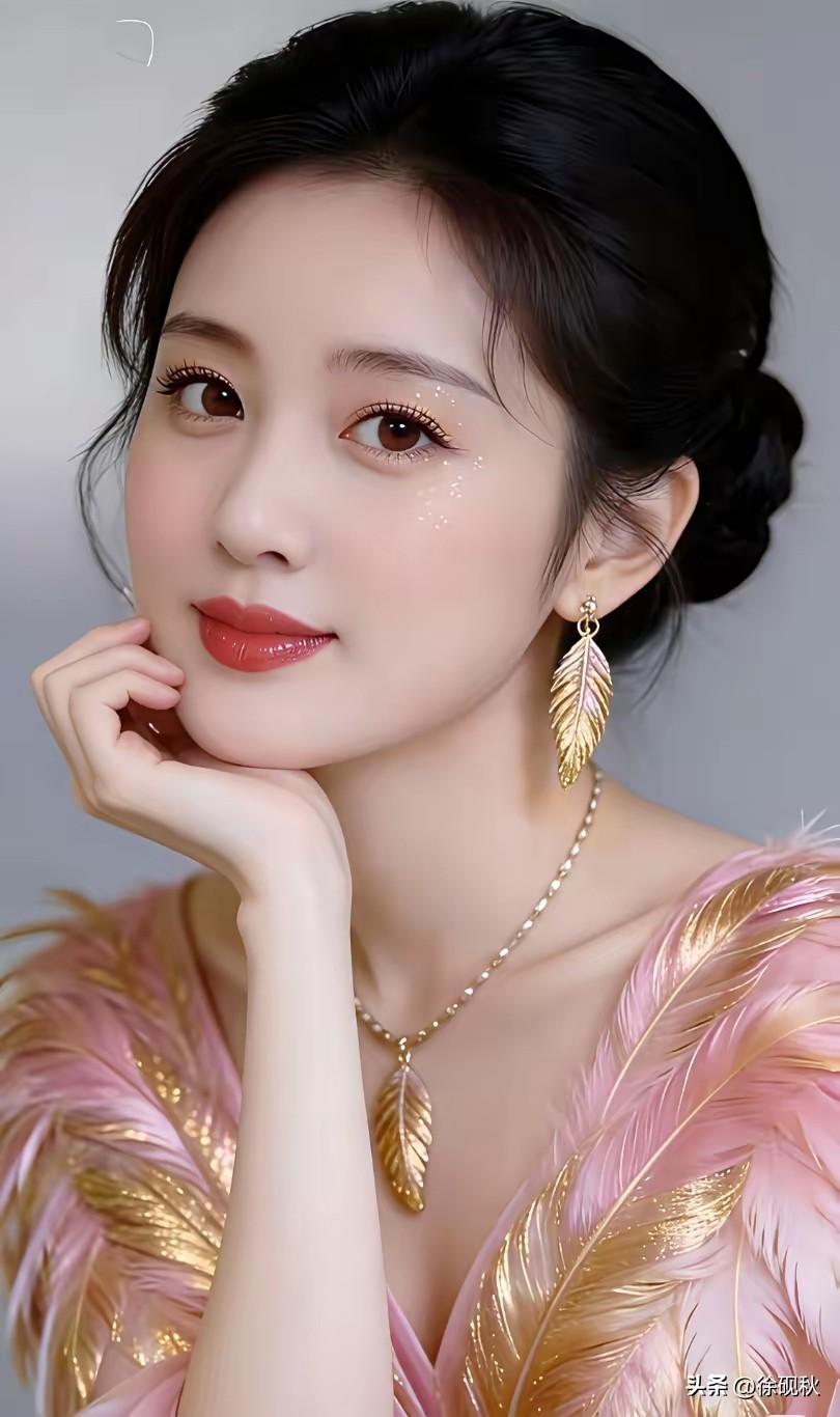 月华如水星棋布，
灯影摇红泪烛台。
独抱清宵谁与共？
不知何时君再来。