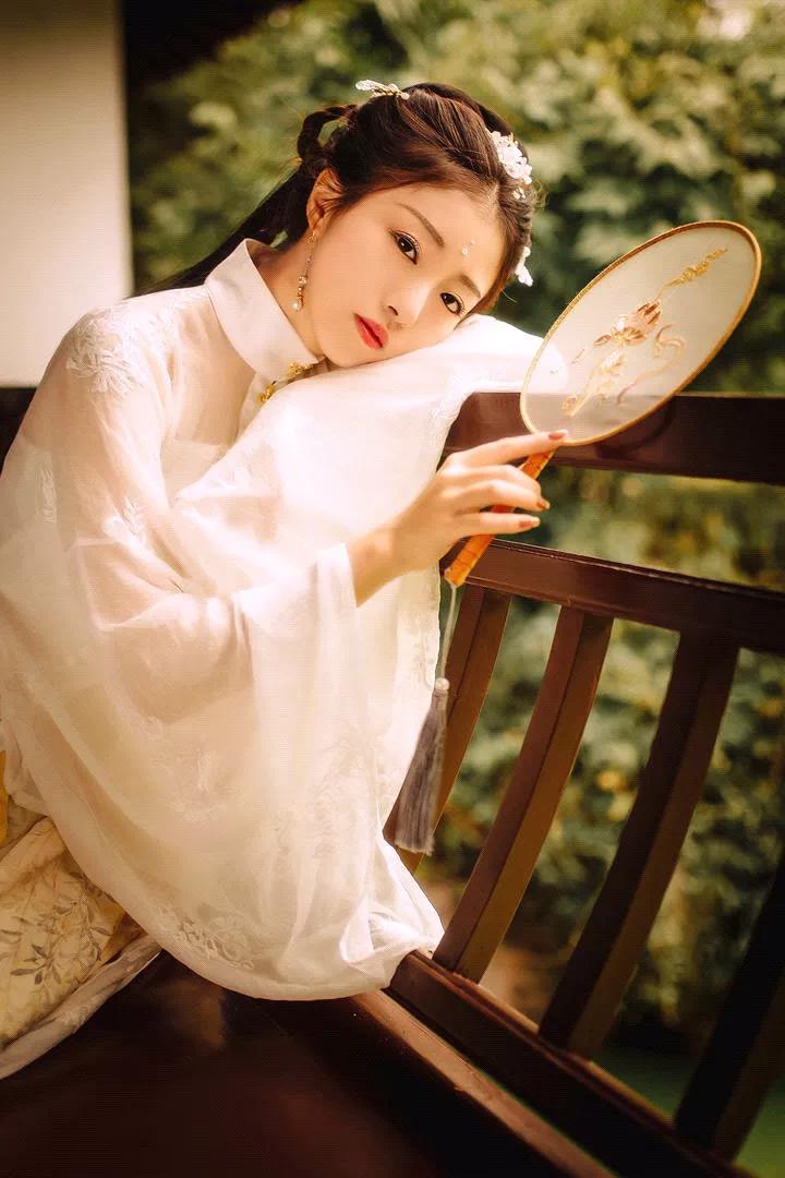 《我是一只大色狼》

我是一只大色狼
专爱看你俏丽的脸庞
我是一只大色狼
专爱品