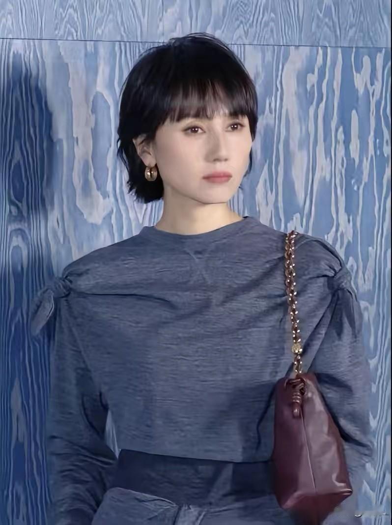 我宣布，
袁泉，
大概率是内娱这么多女明星里，出现在公共场合穿的最得体的演员，没