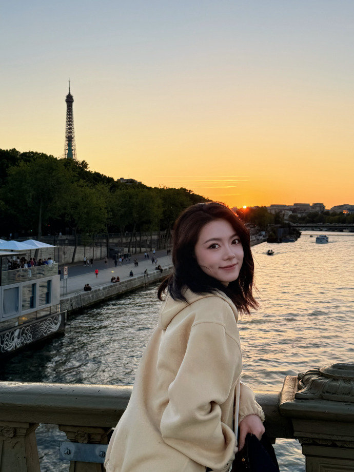 赵今麦闪现到我心里了赵今麦黄色连帽衫造型  赵今麦一件黄色连帽衫，把少年的温柔感