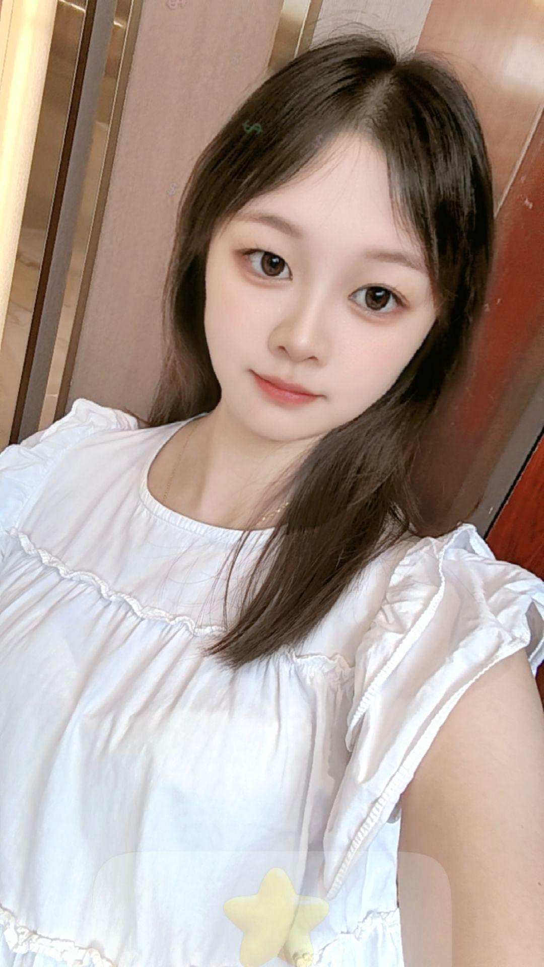 还以为被爱了呢 我还高兴了好久 我就说嘛 我这么平平无奇的人 怎么可能会有人喜欢