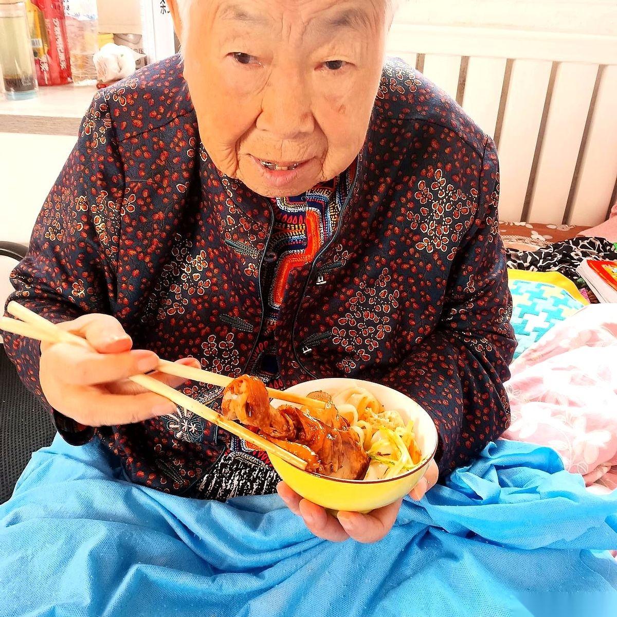 我真是服了我妈了。
我傻乎乎地去问她，我们姊妹六个轮着伺候您，谁伺候得最好？饭菜