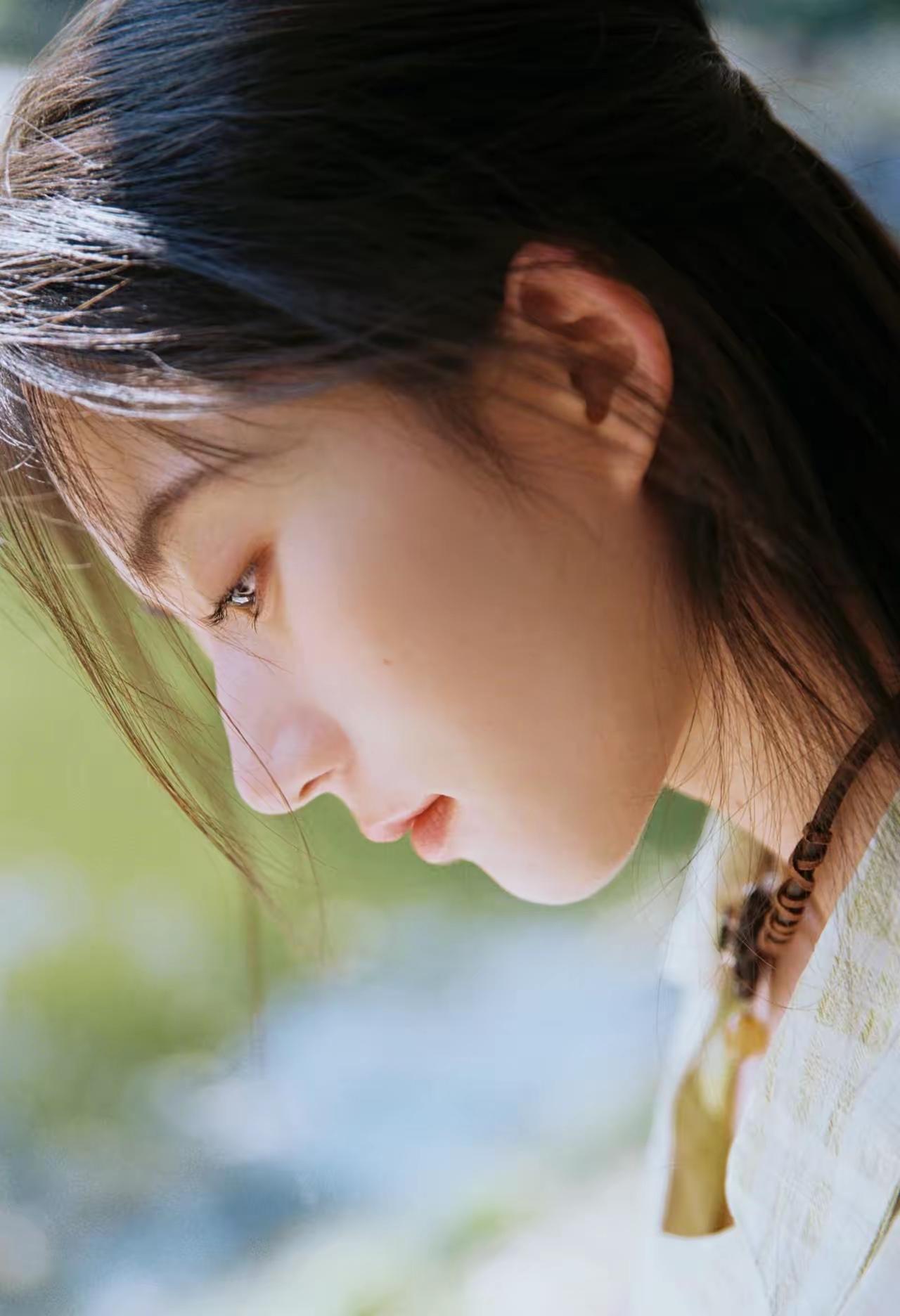 看过哪些惊艳时光的美女？低眉浅笑，昂首便是晴天，好美的女子，气质高雅端庄靓丽，侧