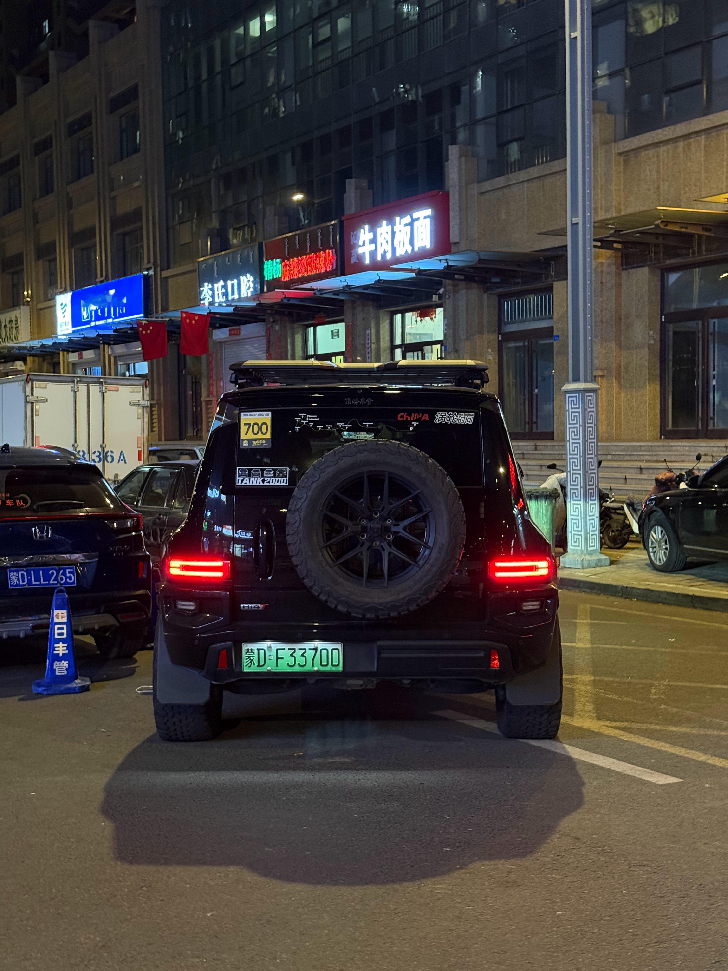 700装行李架，感觉不如秃顶好看呢 ​​​