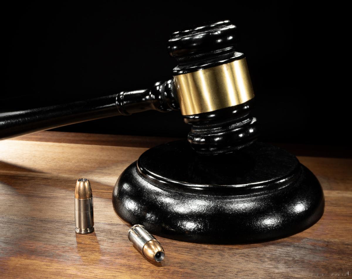 【男子没拽住跳楼女友致坠亡被判担责】去年4月，男子渠某和女友孟某在酒吧喝酒后回到