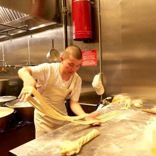 多少人为一碗牛肉面奔赴兰州有人专门坐飞机、自驾千里，只为一口地道牛大。你愿意为一