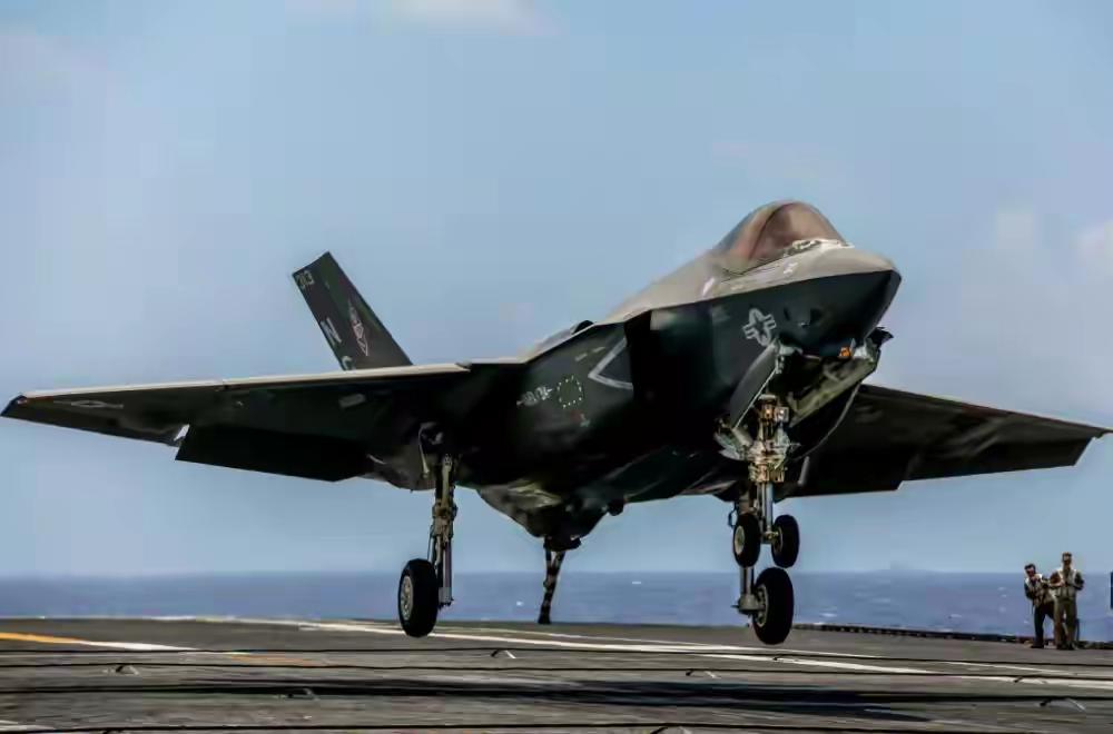 美军F-35C完成首杀！

2026年2月，波斯湾局势突然升级，美国和伊朗从长期