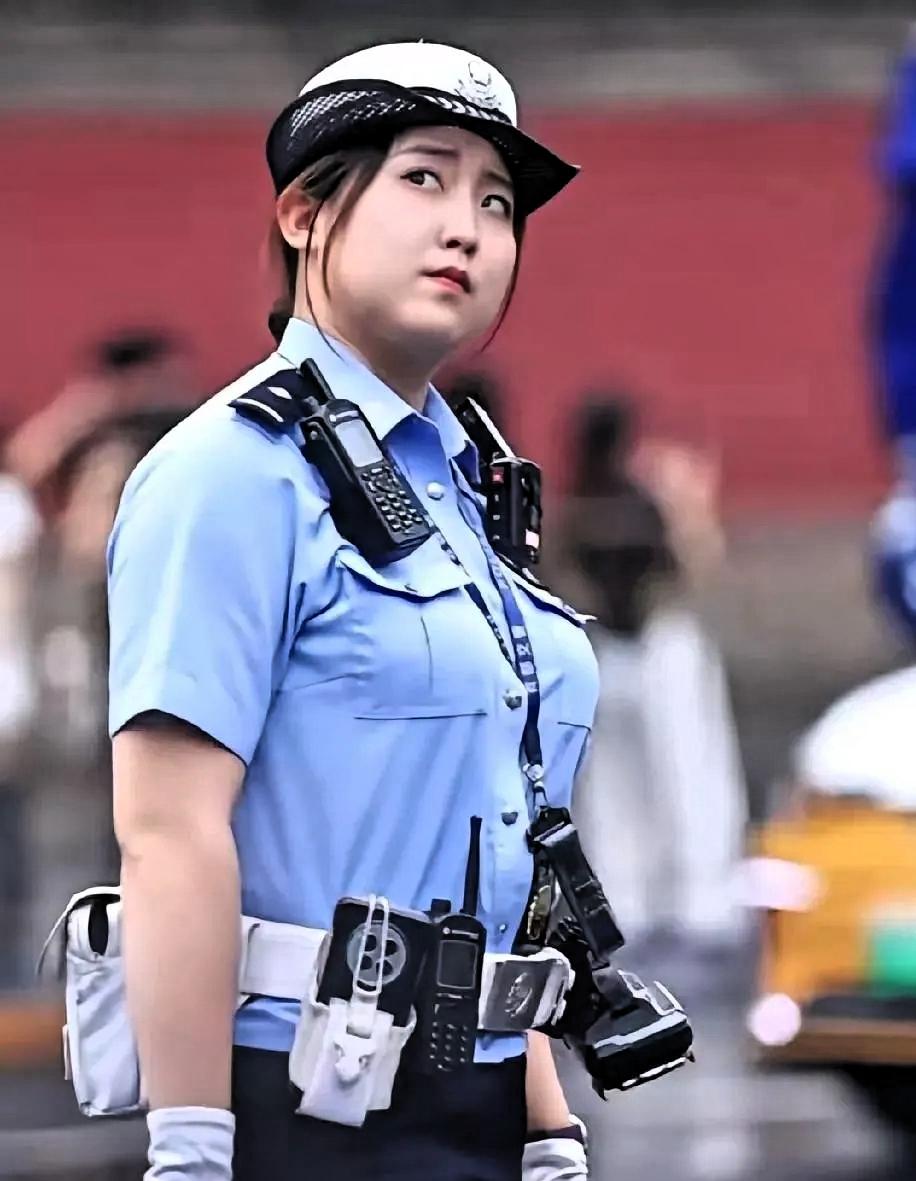 北京鼓楼女交警爆火！23岁苌天天笑容国泰民安，长辈直呼理想孙媳妇
 
她长相大方