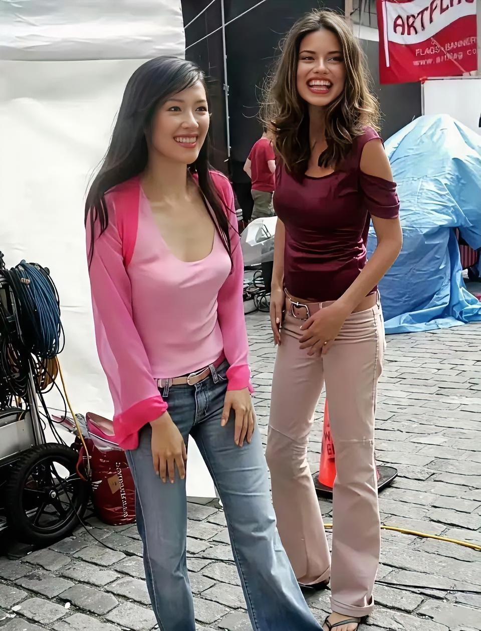 26岁章子怡碾压超模
 
26岁时的章子怡纽约同框超模，穿死亡芭比粉套装，气场直