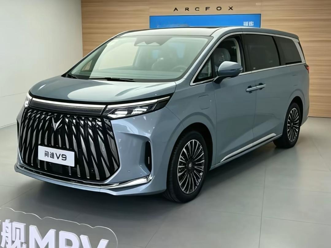 极狐问道V9真挺实在，20多万的车内饰看着像四五十万的。底盘带磁流变，过坑洼特平