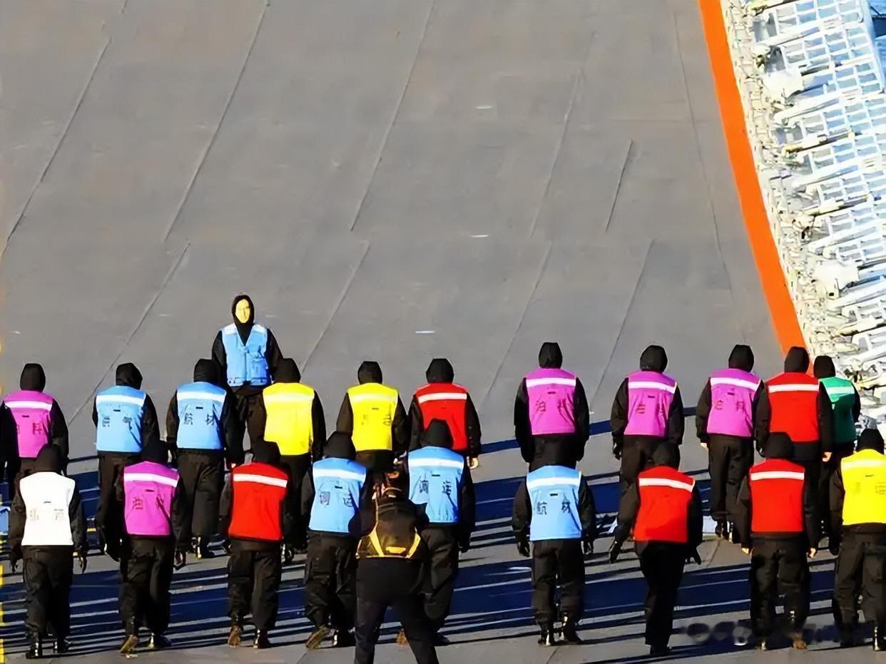 福建舰彩虹人工作服暗藏玄机，既是工作服也是护身符
 
2025年11月5日，福建