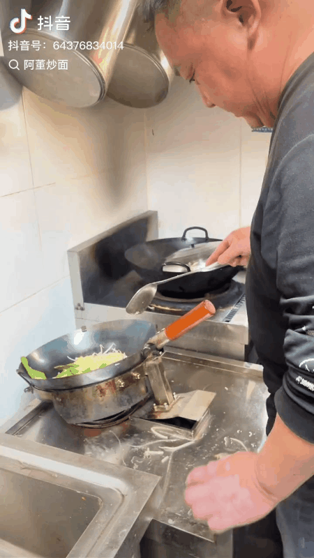 高手在民间！
一男子开了一饭馆，由于价格亲民，味道也不错，因此每天顾客很多，男子