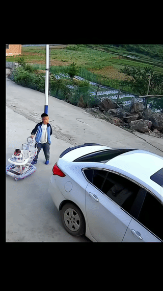 一名小男孩正在外面照看孩子。
也不知道他究竟是听到了什么？
只见他突然撒开握着婴