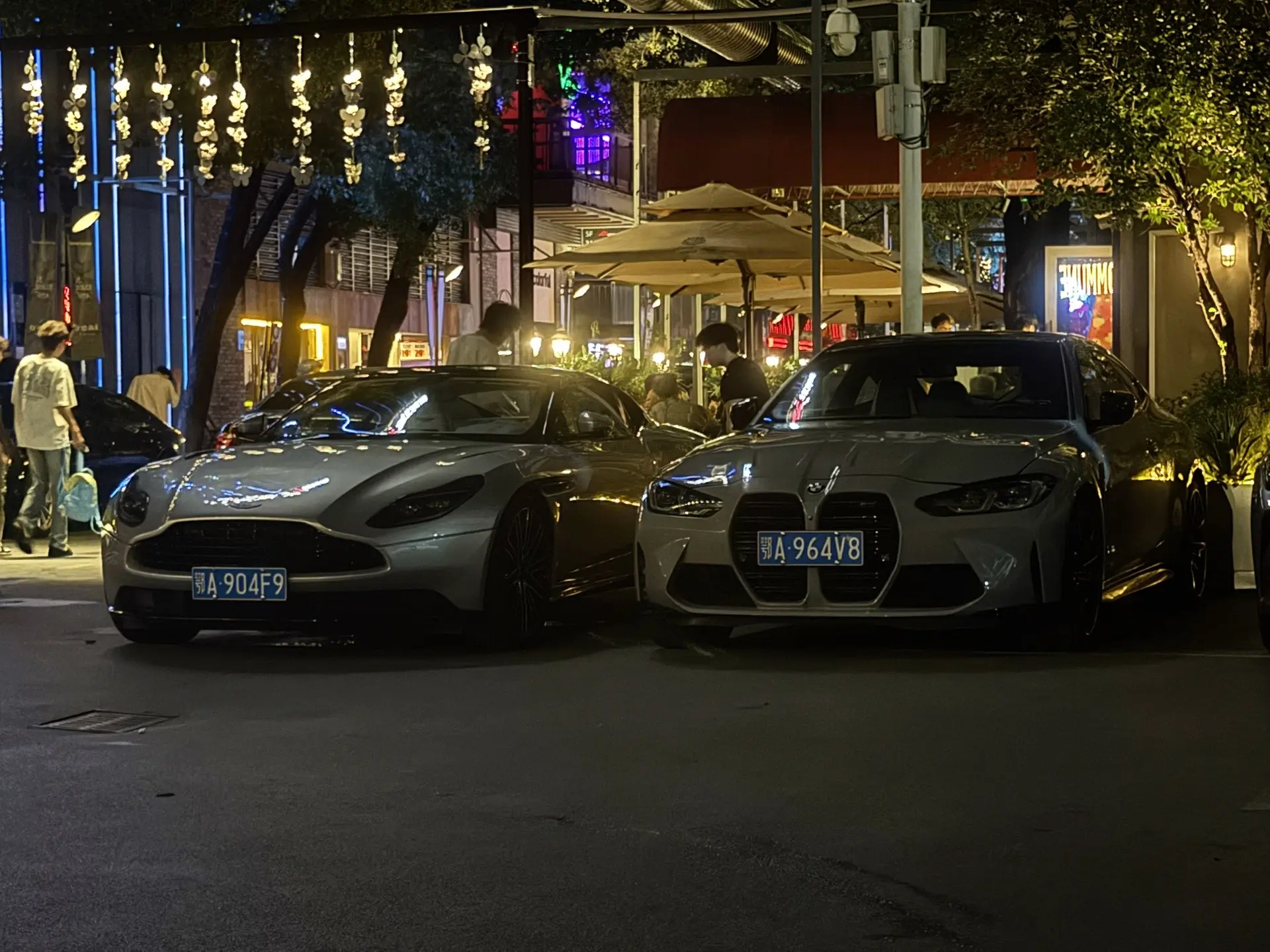 马丁DB11超跑太帅了加上他旁边停了一台性能车宝马M4😍😍阿斯顿马丁DB11