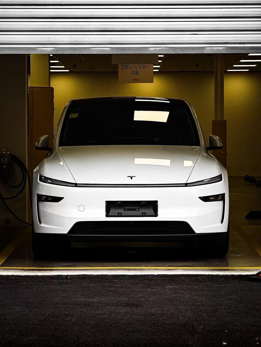白色特斯拉焕新model y  帅爆了！！！[笑哈哈][笑哈哈][笑哈哈] ​​