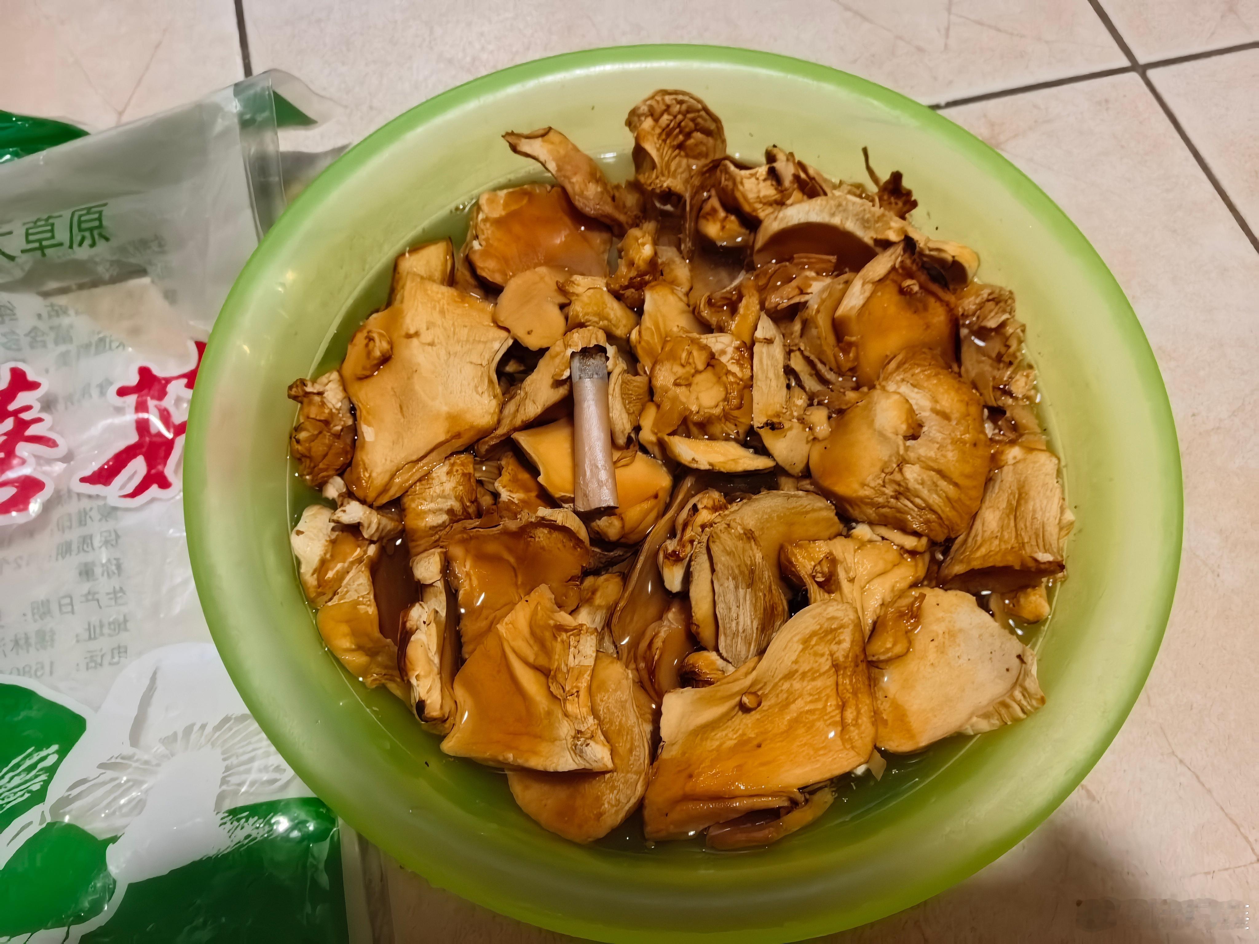 【食品安全 】准备炖肉，打开一袋蘑菇，发现一个烟屁股！唉！下午该去买彩票。 食品