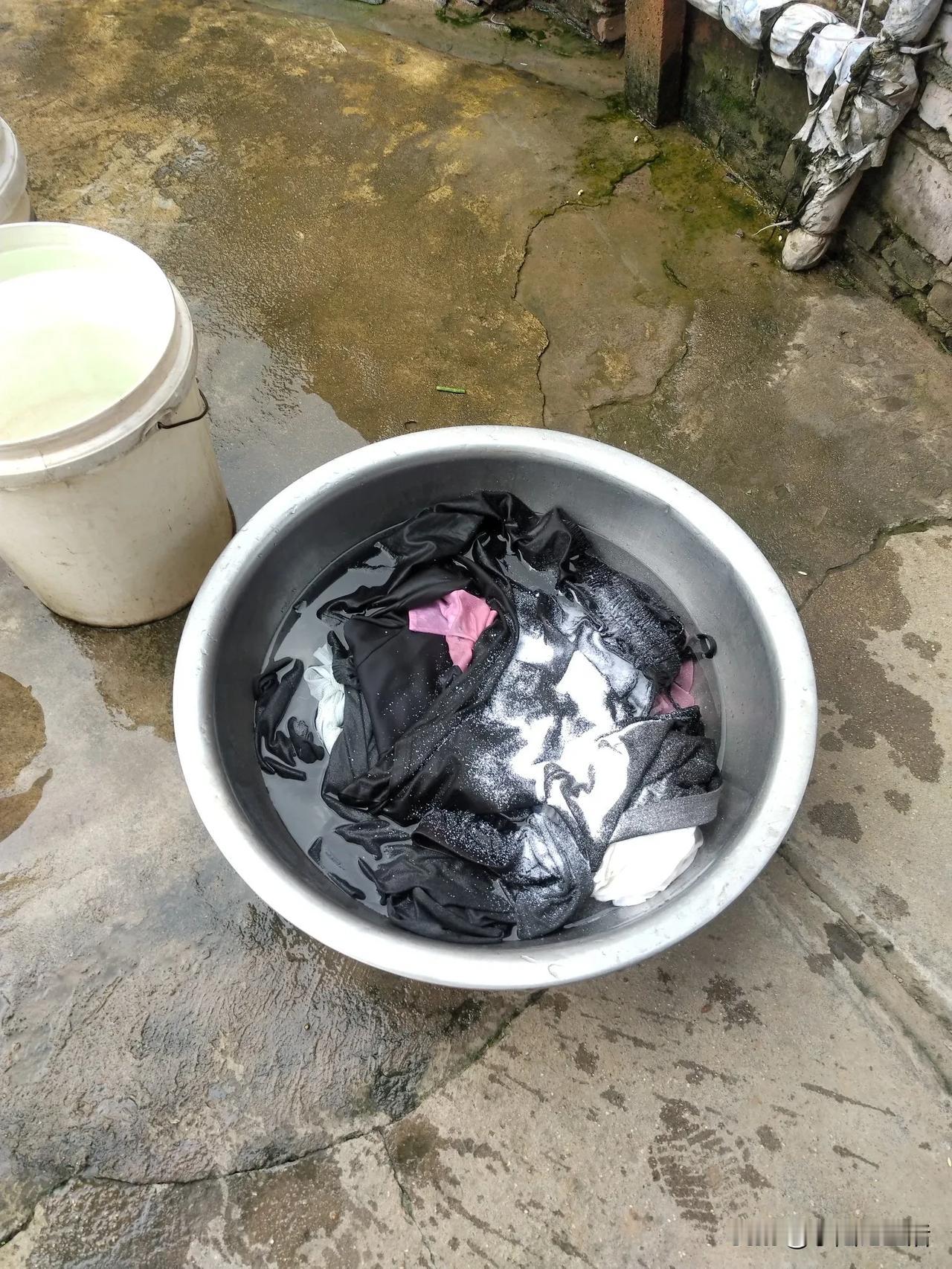 老人也想赶流行呢！夏天我回婆婆家去住了几天，有一次用婆婆的大袋洗衣粉洗衣服，入乡