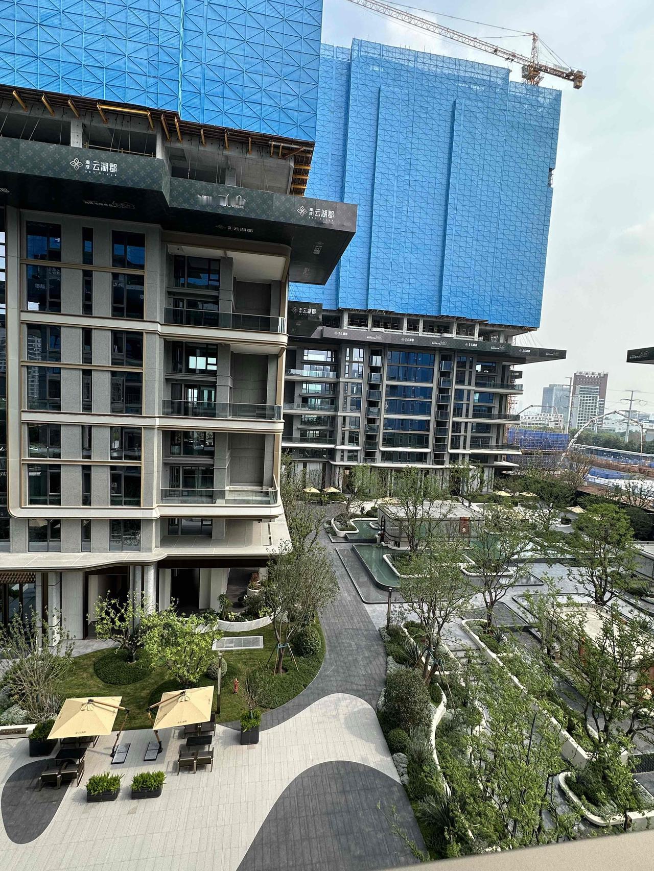 重庆汽博这个四代宅，目测又要爆！
有摄影朋友告诉我，因为看房人络绎不绝，为了取个