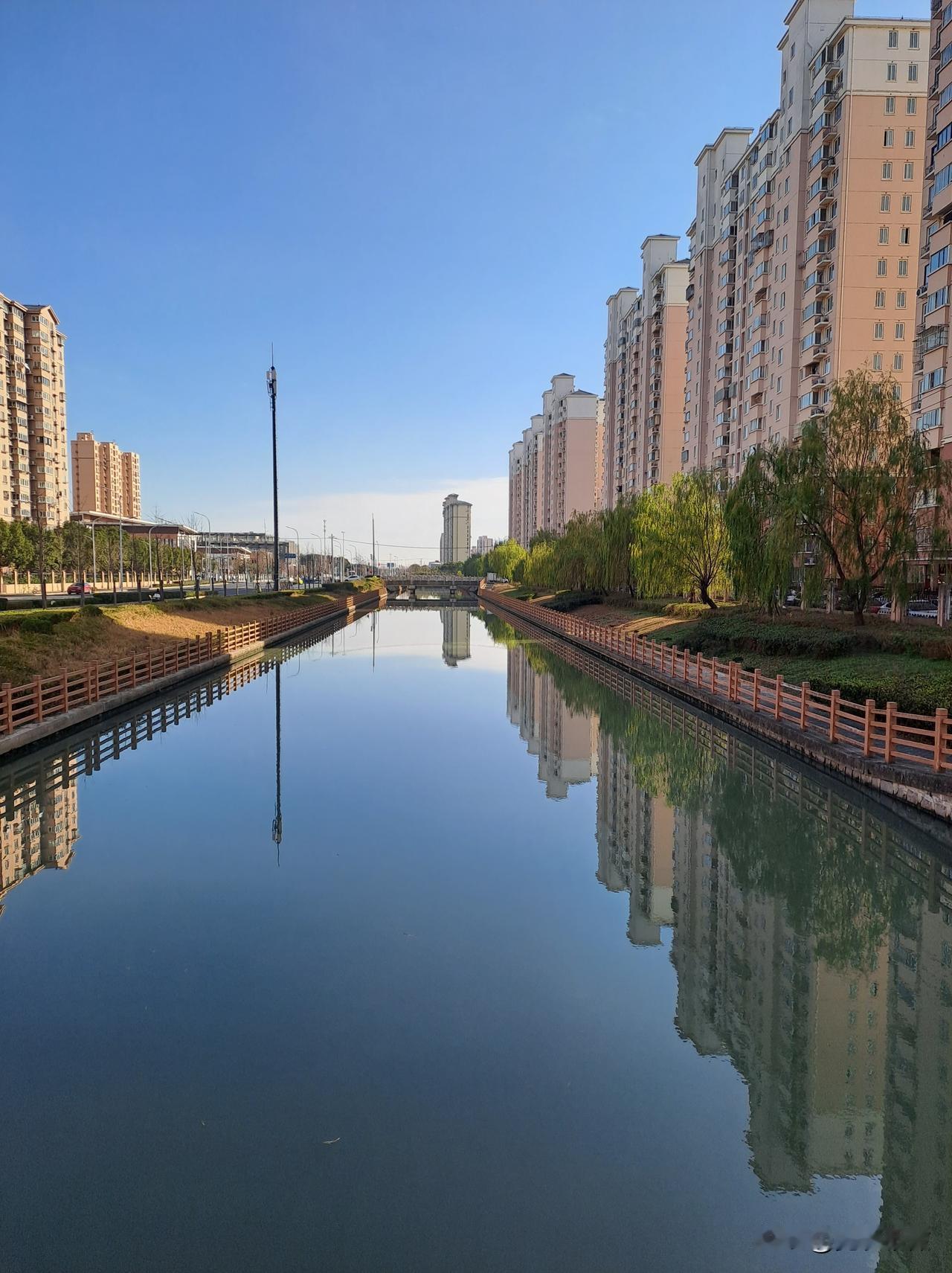 风拂绿野千重浪
日照碧水万栋楼