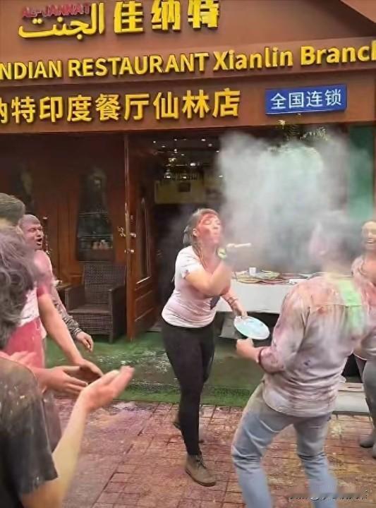 印度把中国当什么了？当街撒粉毁路、甩锅路人！南京怒罚“洒红节”闹剧，这波操作绝了
