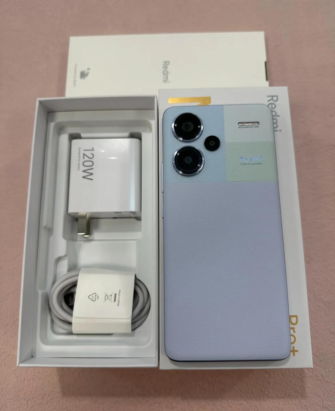 手上两台红米，k60至尊和note13pro+，放一起对比了一下：

1. 普通