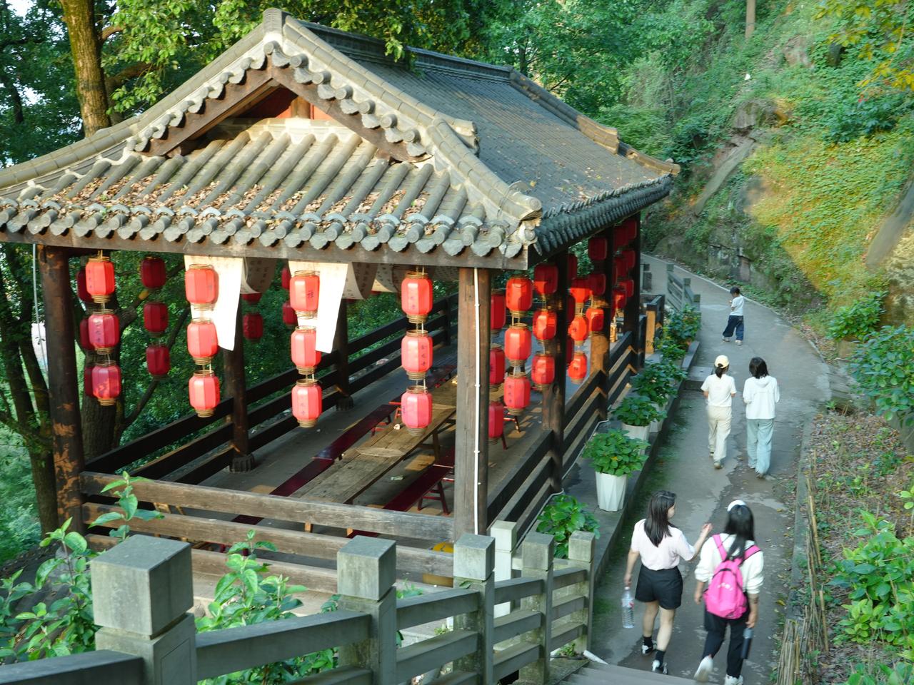 从金龙岭缓步下山，邂逅金龙寺藏在山林里的烟火古建
  某个清闲的下午，与朋友们一