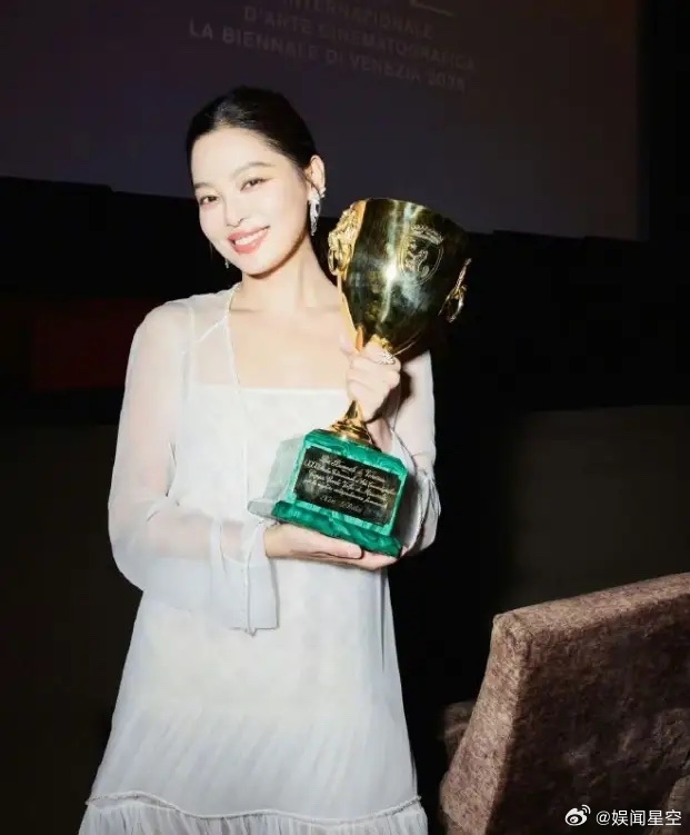辛芷蕾的社交圈提升了她采访透露，获奖后很多人都发来了祝福，巩俐都专门通过共同认识