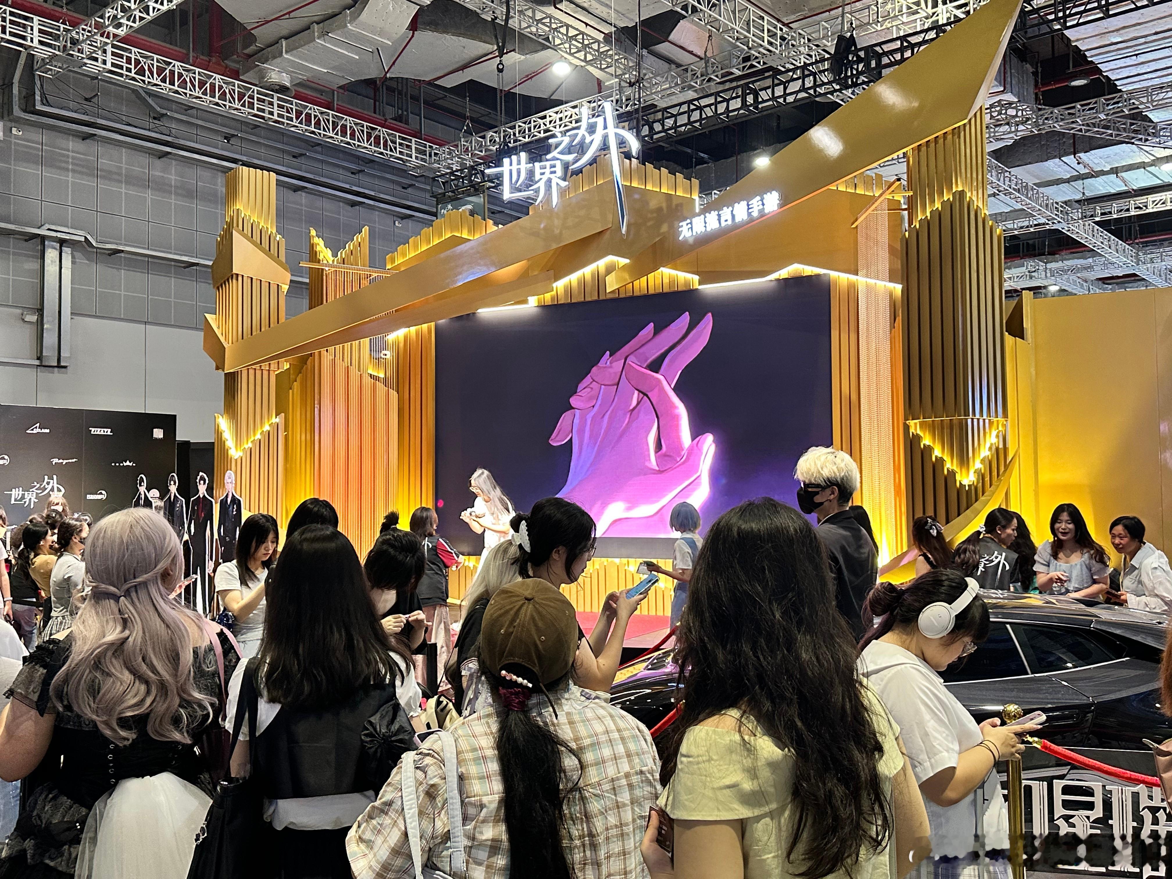三大国乙决战漫展人气之巅 谁能拒绝这样的漫展！光夜的跑车门口迎客，世外的豪车馆内